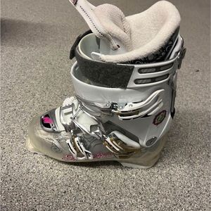 Stylish Women's Winter Ski Boots - Gray and White